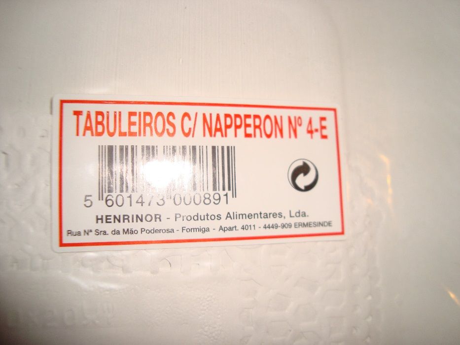 Tabuleiros em papel com naperon para tortas e bolos