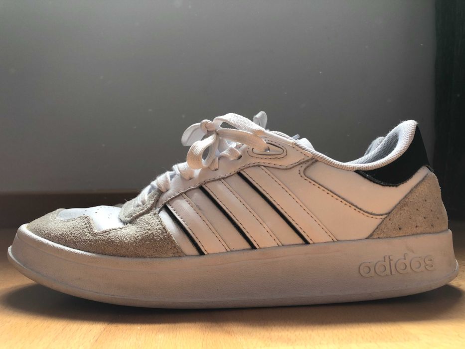Sapatilhas, Adidas, bastante robustas e confortáveis.