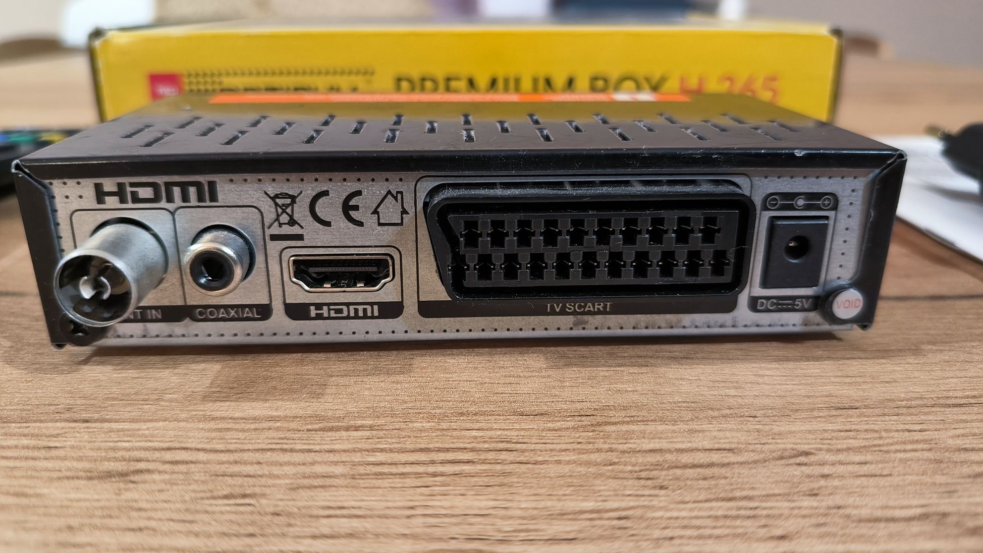 Dekoder Tuner DVB-T2/C Full HD 1080p H.265 OPTICUM, pilot samouczączy