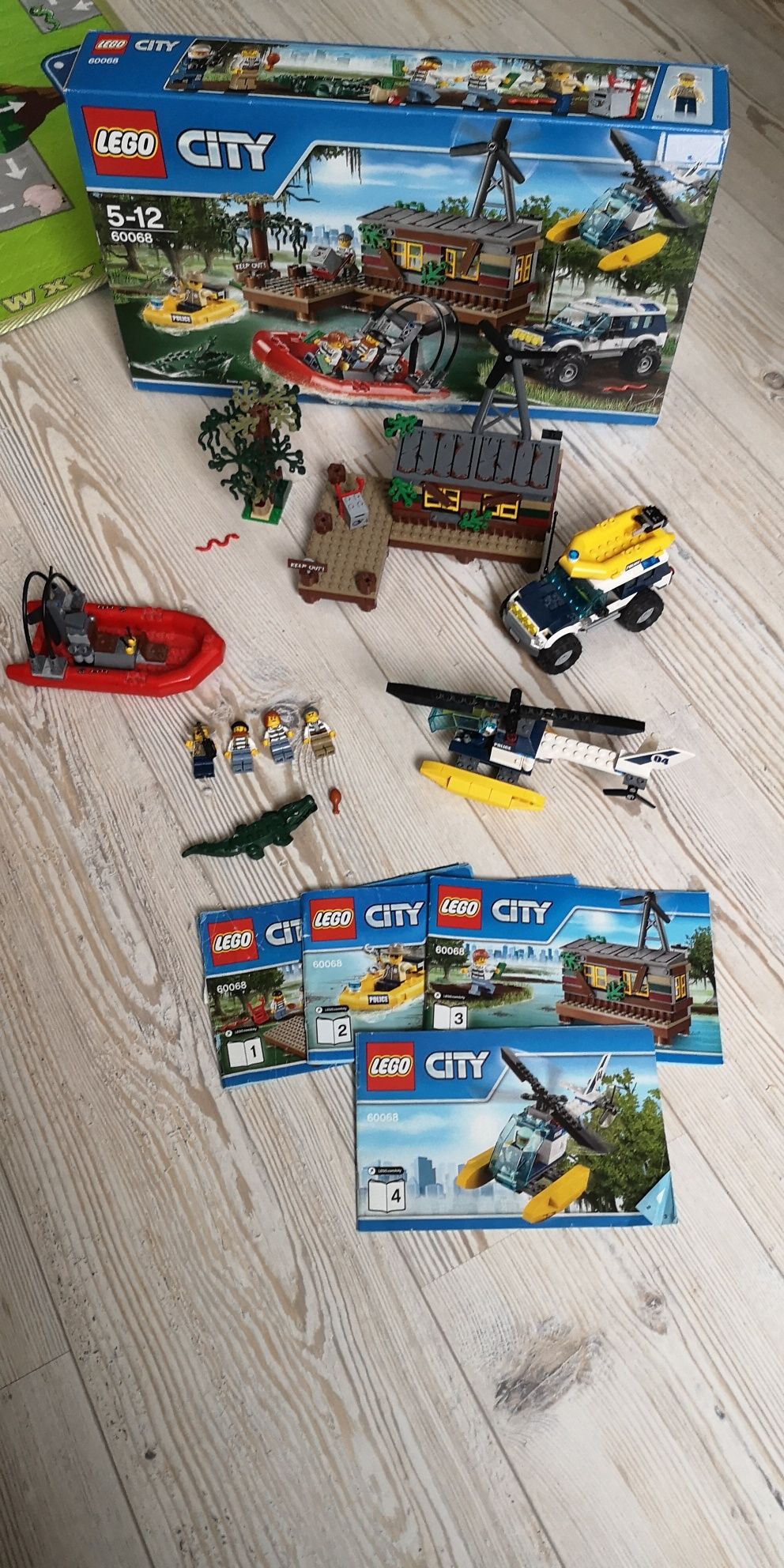 Конструктор LEGO City Секретное убежище воришек 60068