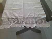 Toalha em algodão branca com bordado 160 x 85. Pode ser cortina também