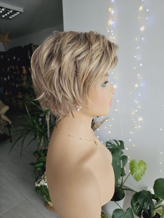 Krótka peruka ciemny blond jasny brąz + refleksy KBS-21 naturalna fryz
