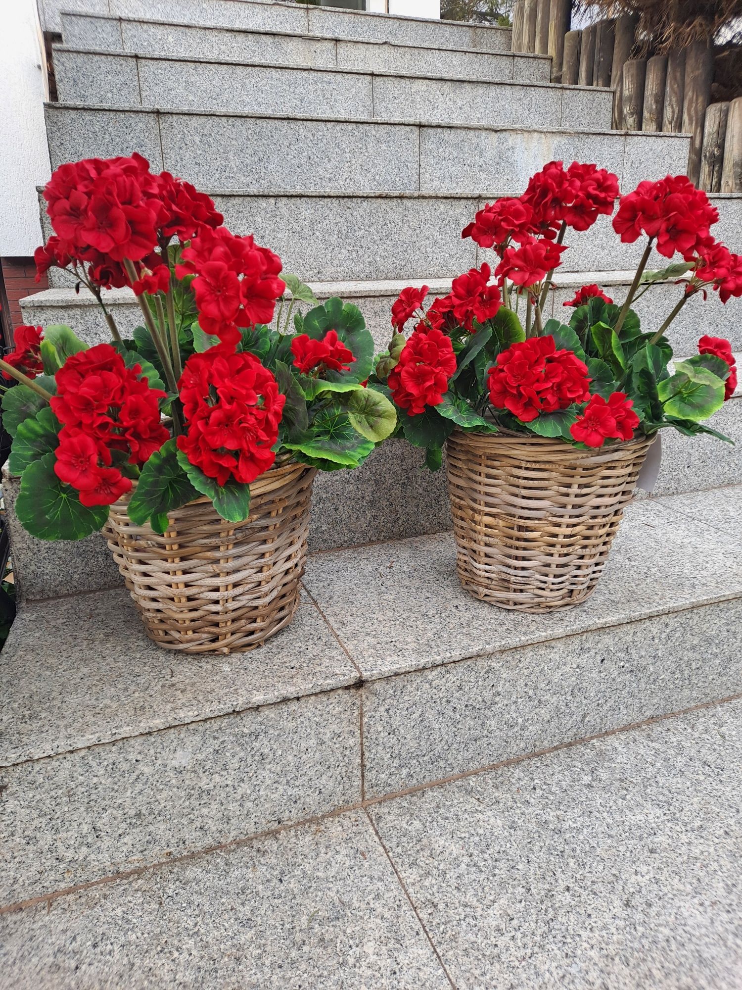 2szt. Pelargonie sztuczne w koszyku.