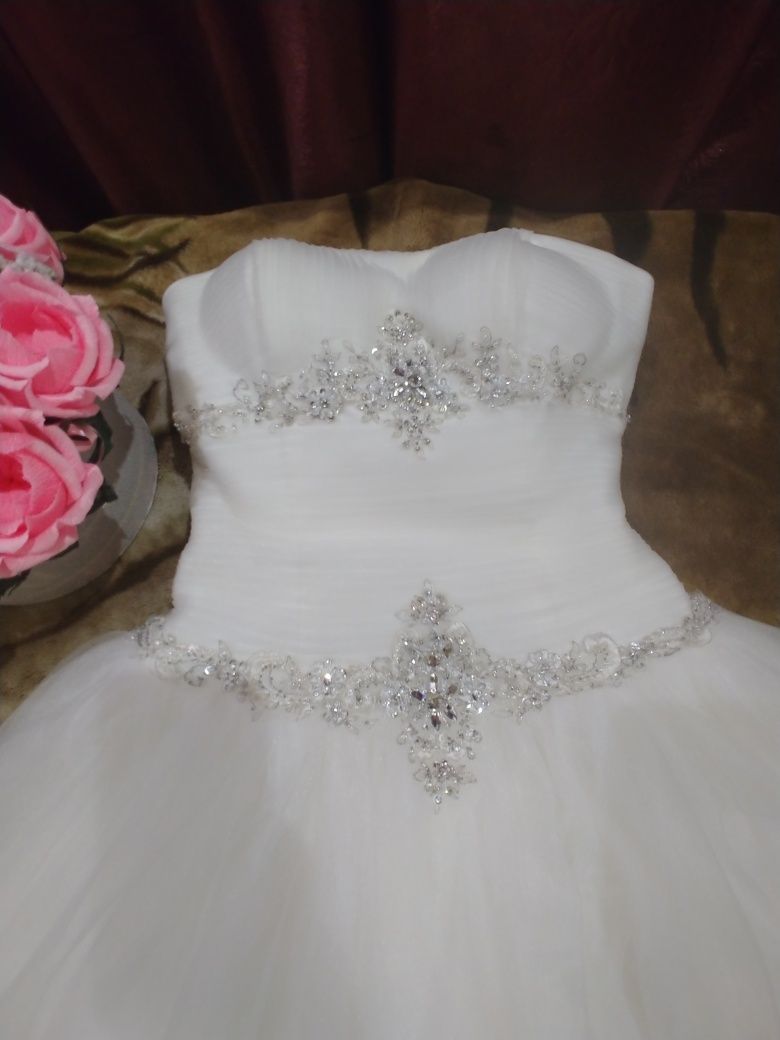 Свадебное шикарное платье.