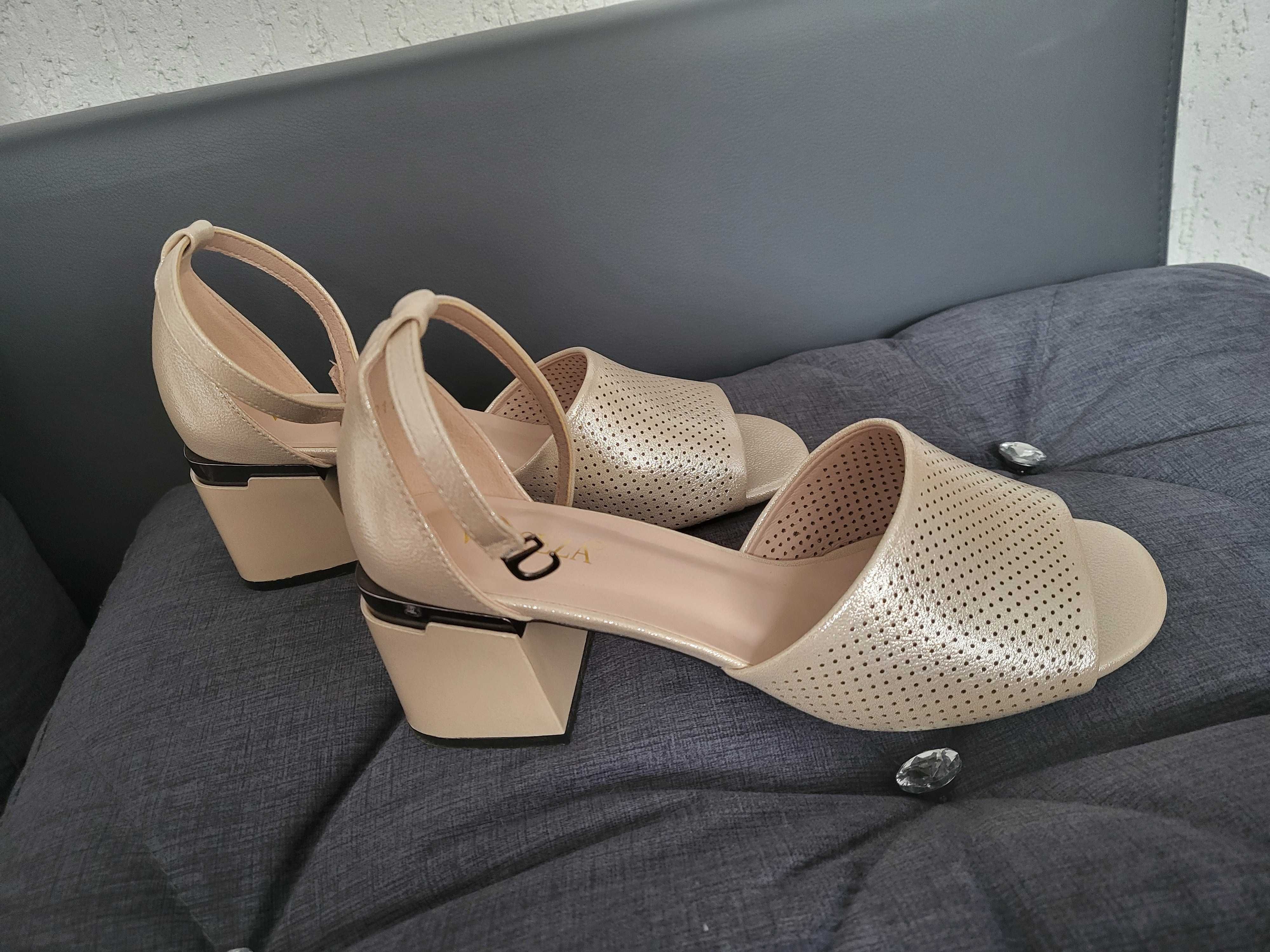 Buty na obcasie pudrowe 40
