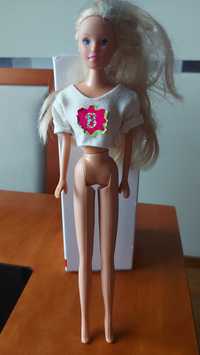 Boneca Steffi com blusa da amiga Barbie