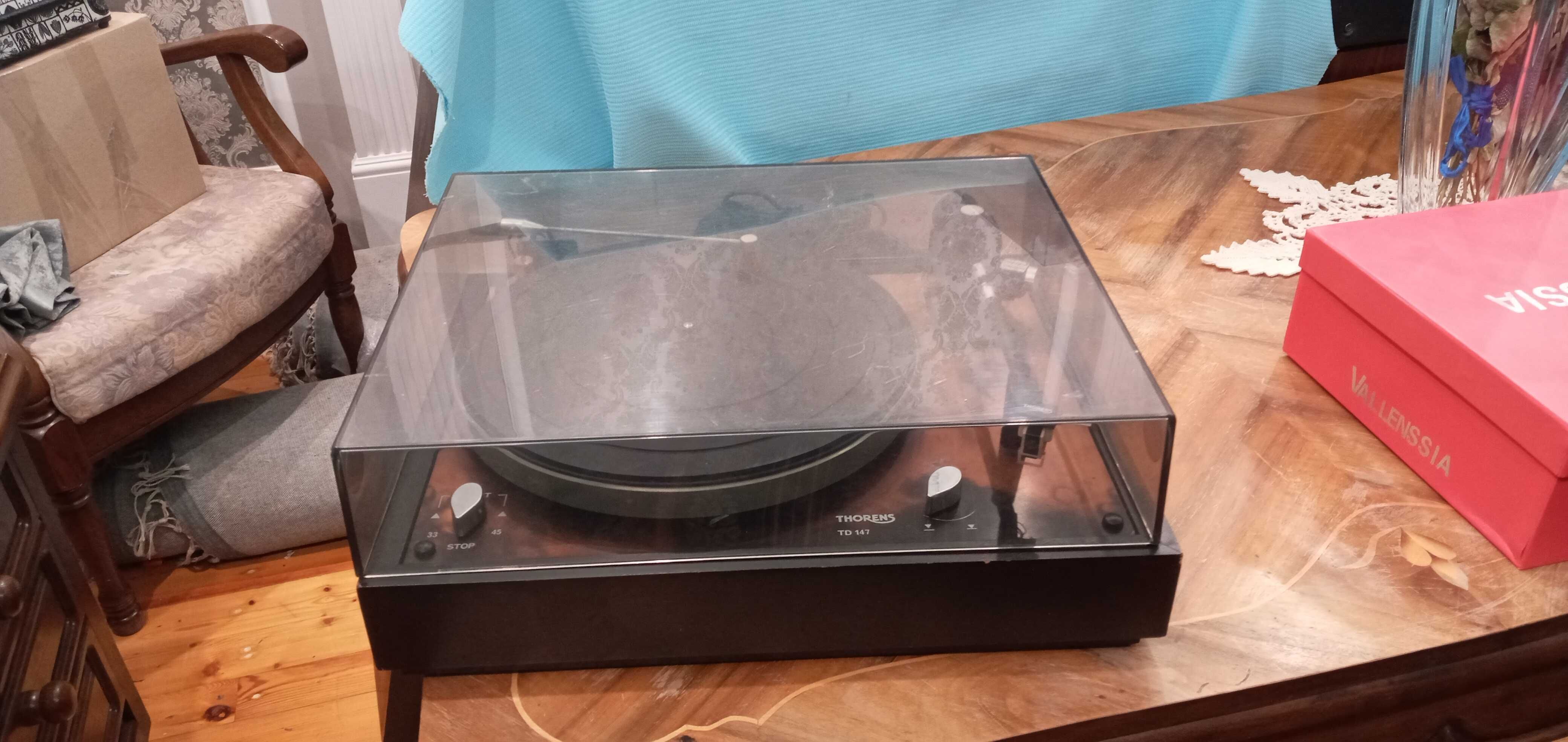 Програвач вінілових платівок Thorens TD-147.