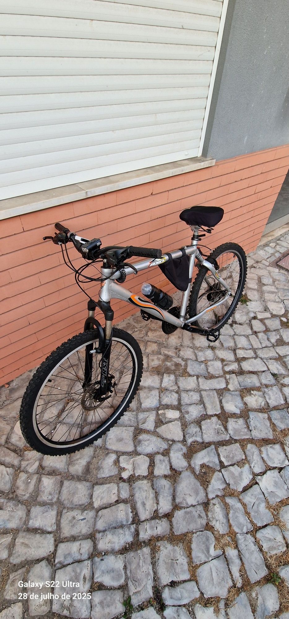 Bicicleta leve em alumínio