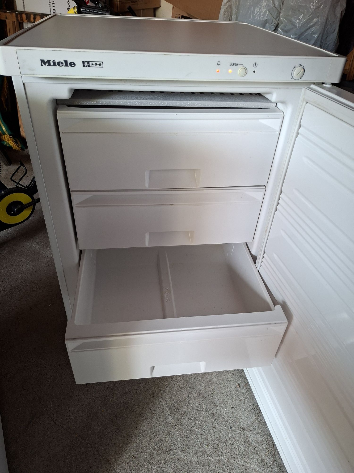 Zamraża Miele. 4 szuflady.