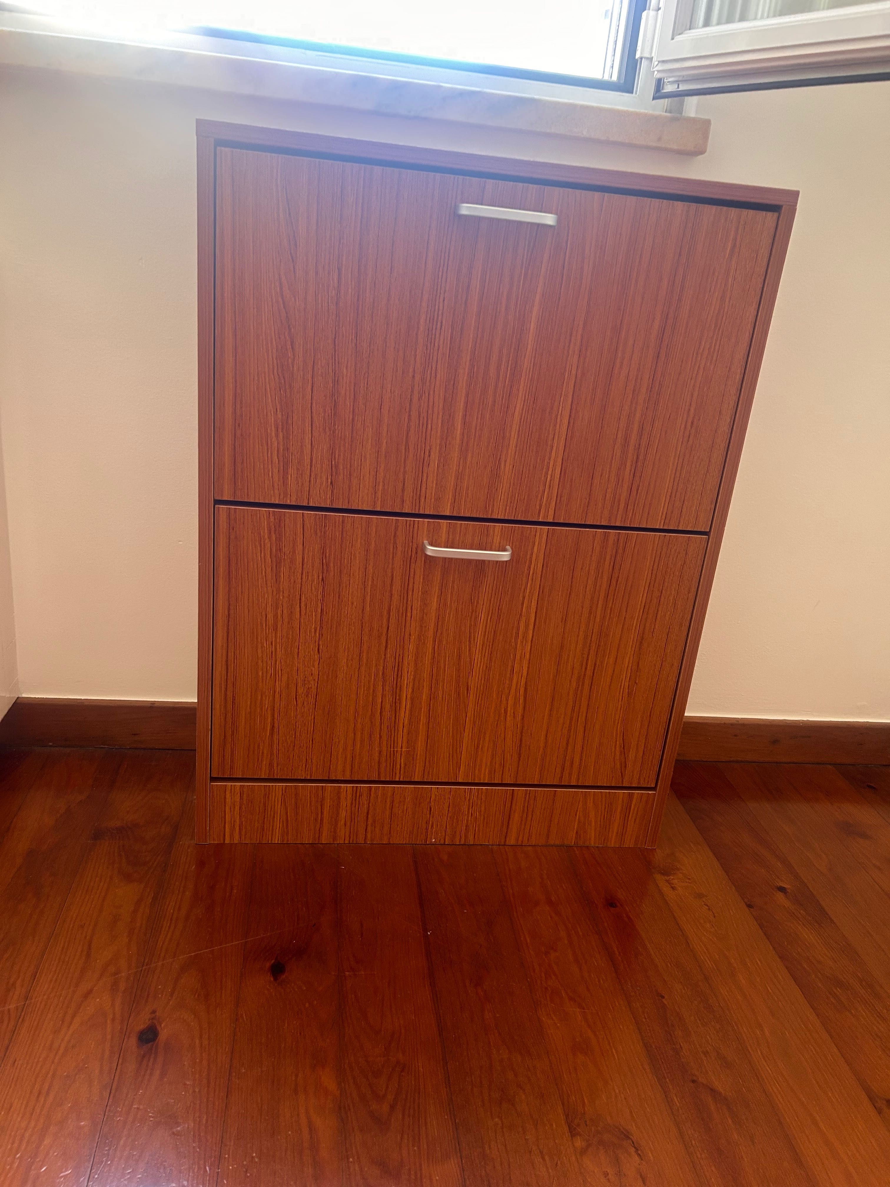 Vendo sapateira com duas portas.
