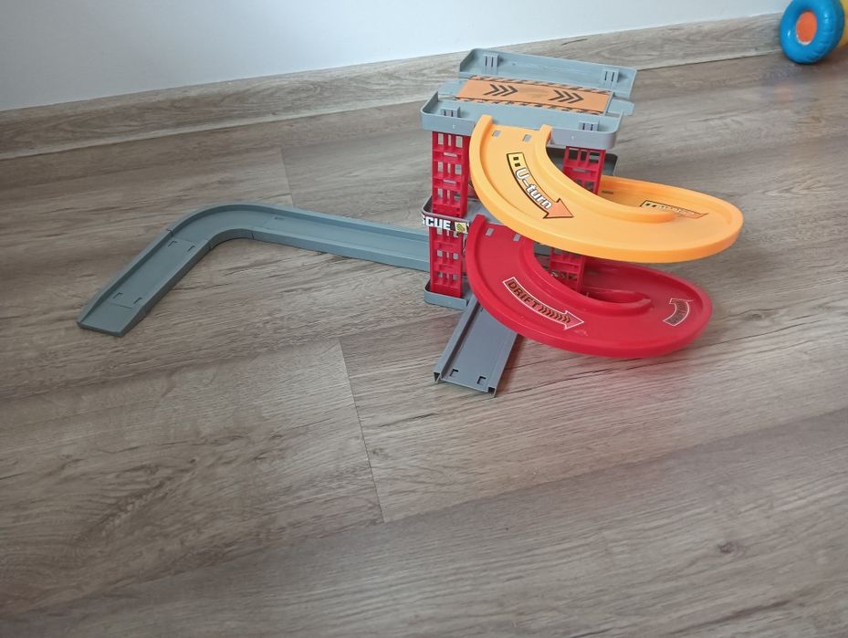 Zjeżdżalnia garaż dla samochodzikow dla chłopca