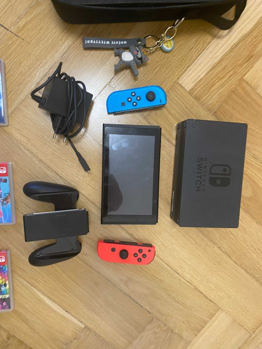 Nintendo Switch - stan bardzo dobry +3 gry +pokrowiec