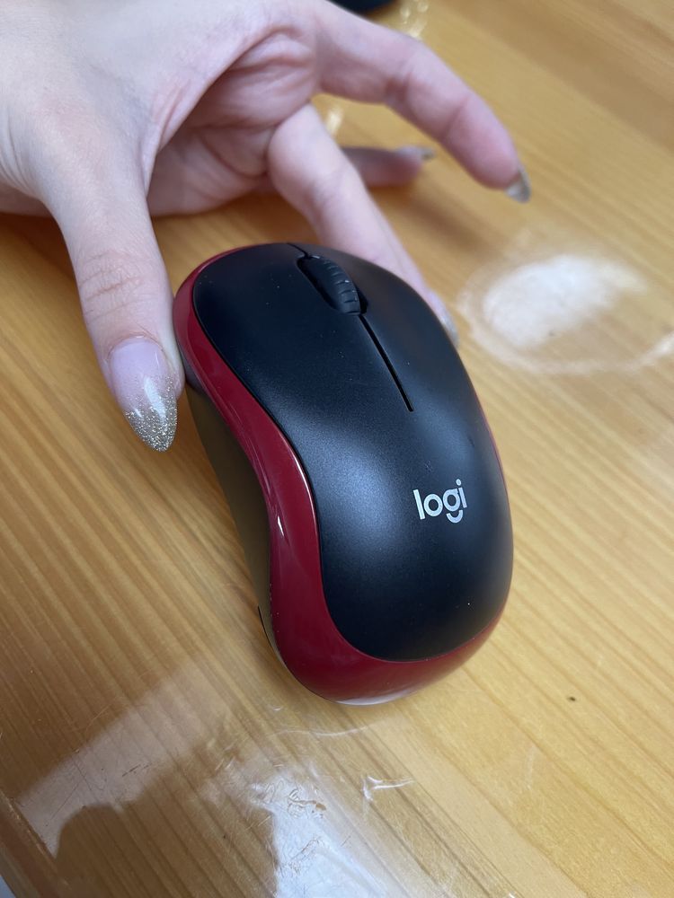 Mała myszka Logitech M-185 czerwono czarna
