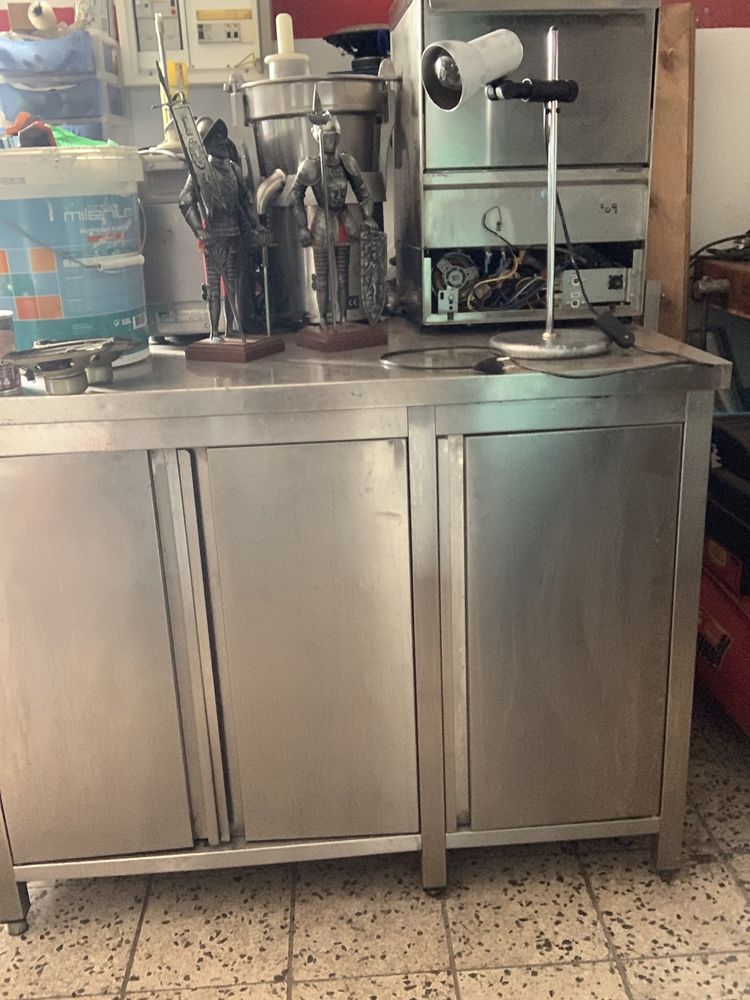 Bancada fechada com portas de abrir
