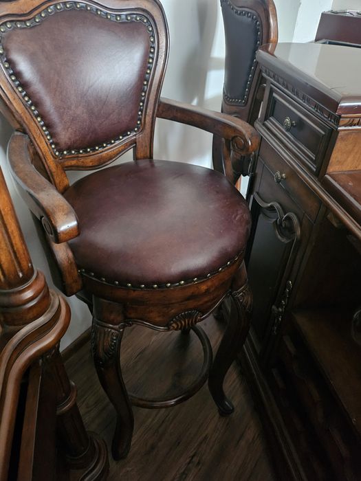 Piękny barek z witryną i hokerami komplet