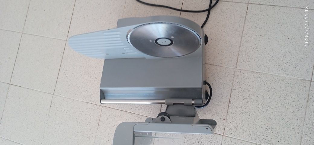Máquina de cortar fiambre, chouriço, presunto. ...