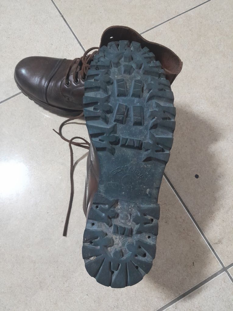 Botas em pele em muito bom estado.