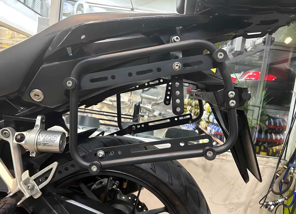 Uniwersalne stelaże motocyklowe kufrów bocznych SW-Motech