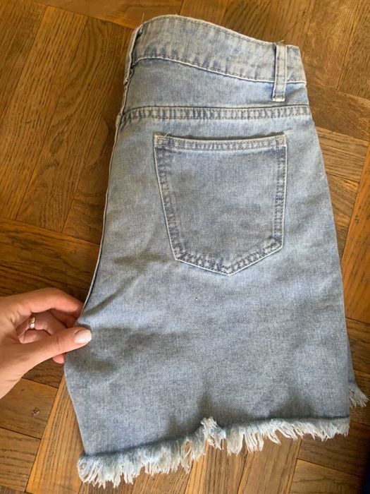 Джинсові шорти , розмір М