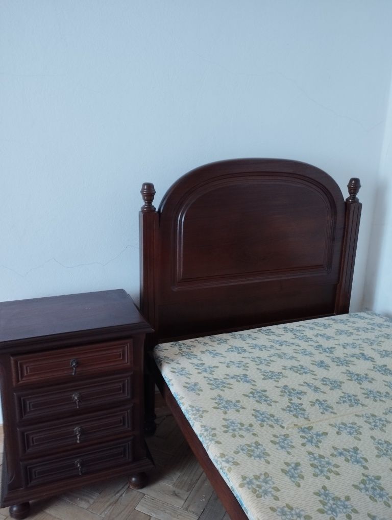 Cama de solteiro e mesa de cabeceira