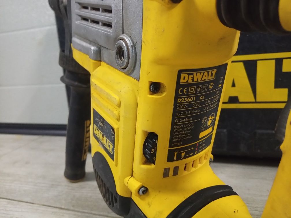 Młot udarowy, obrotowy Dewalt D25601 QS , kłująco - wiercący dłuto