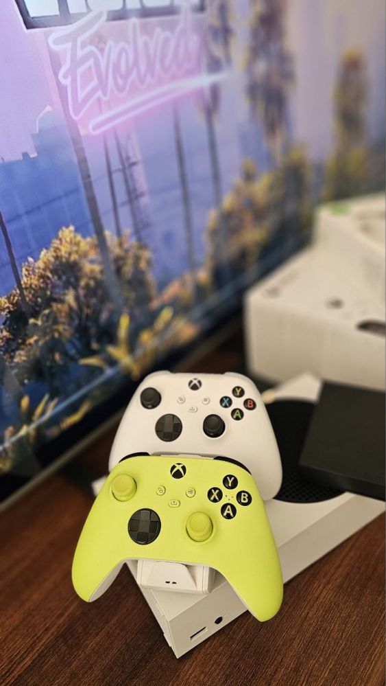 Xbox Series S+ 2 pady + stacja ładująca + Seagate Game Drive 4TB