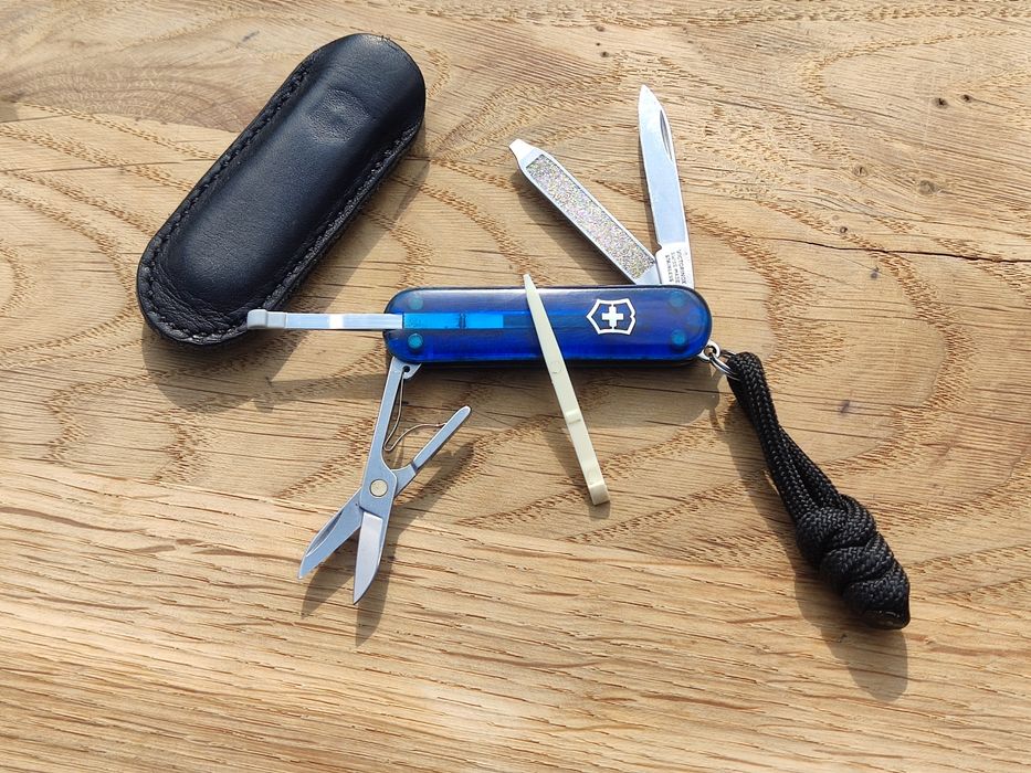 Victorinox Classic SD 58 мм | Прозоро-сині накладки + чохол