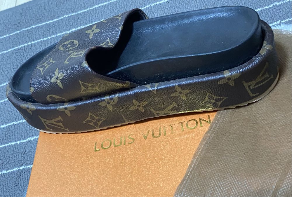 Letnie klapki damskie monogram – wygodne i stylowe