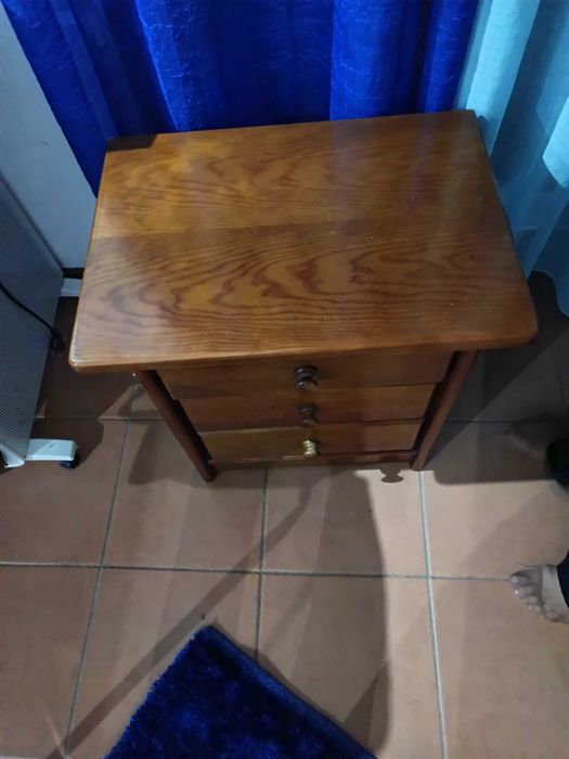 Comoda e mesas de cabeceira