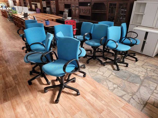 Cadeiras de escritório com rodas - Sem zonas rasgadas ou danificadas -