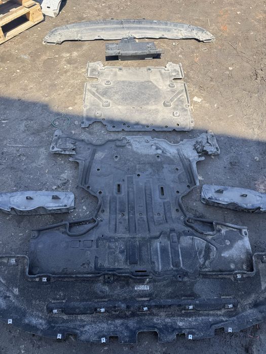 Захист защита двигуна дна батареї Audi E-Tron