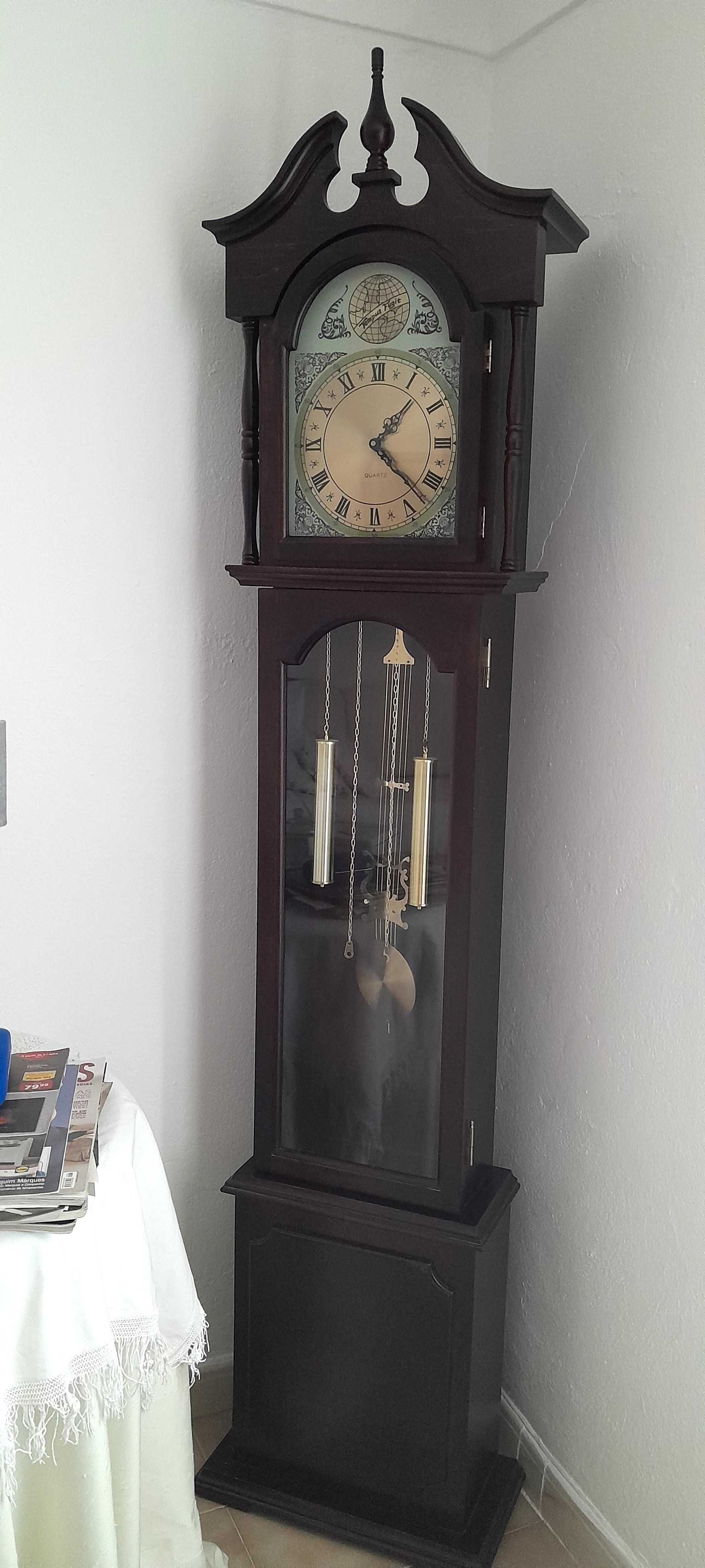 Relógio de sala com vários pêndulos