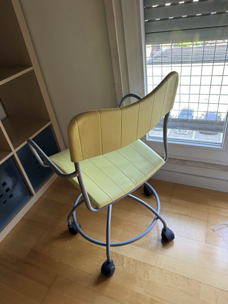 Cadeira de secretaria amarela