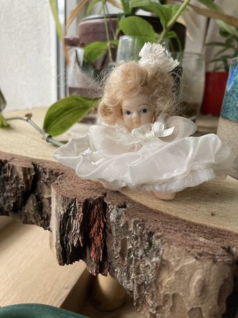 Figurka porcelanowa lalka wys. 8 cm