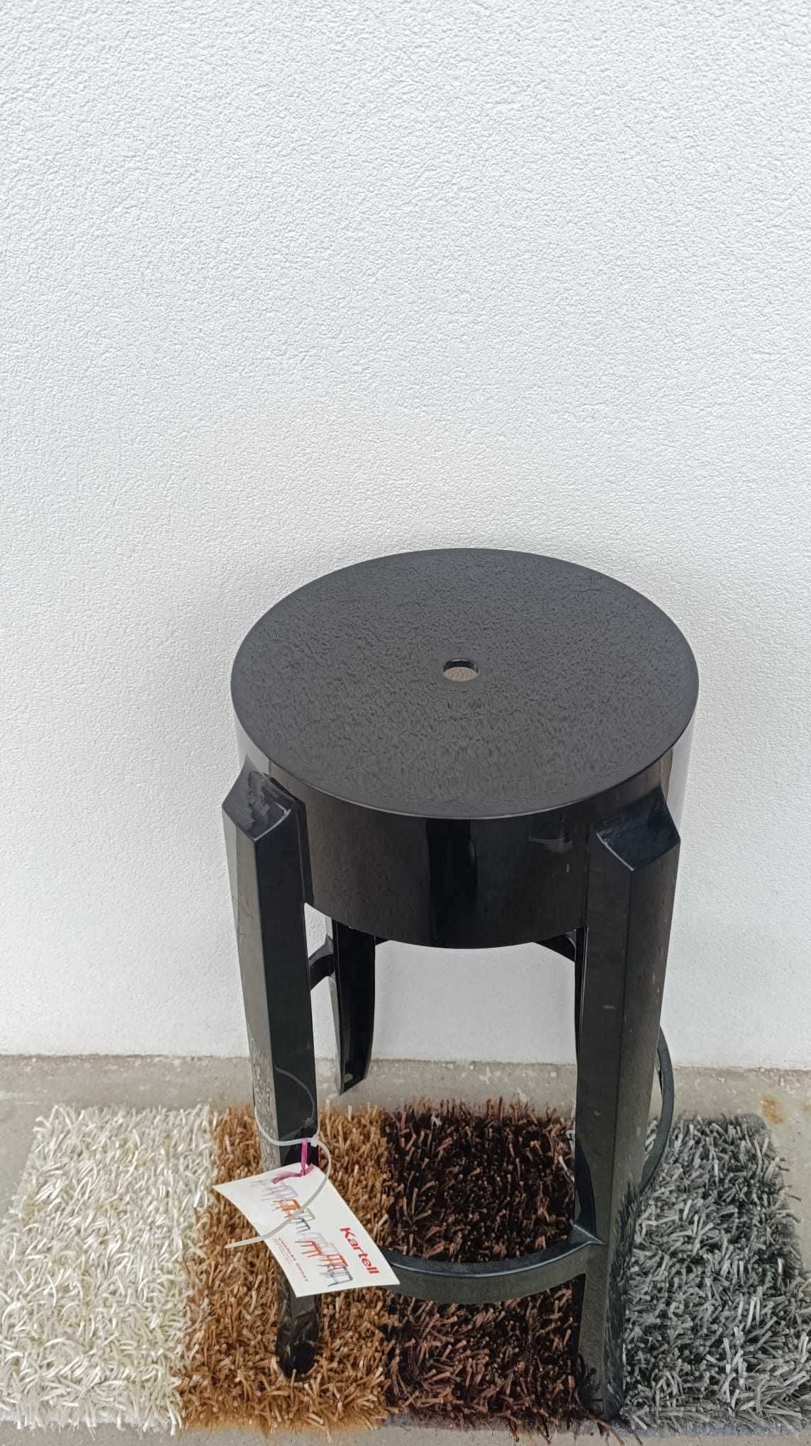 Bancos Pretos Kartell Charles Ghost e Philippe Starck