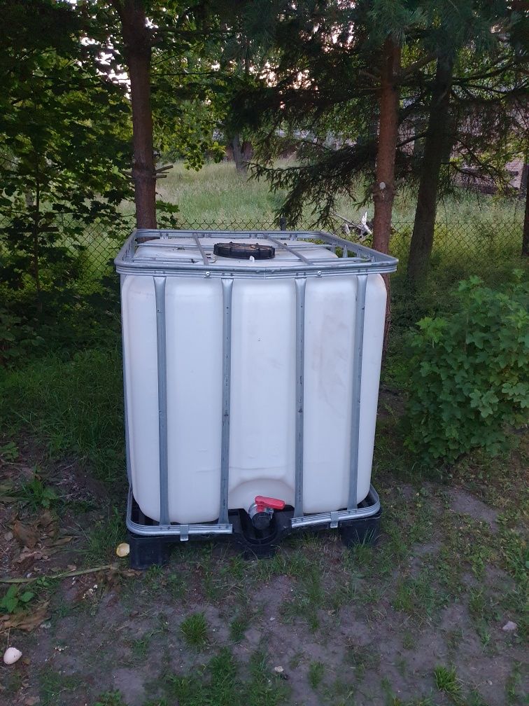 Zbiornik mauser 1000 litrów po spożywce, czysty gotowy do użycia.