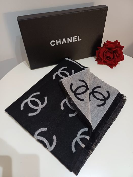 Przepiękny kaszmirowy szal Chanel