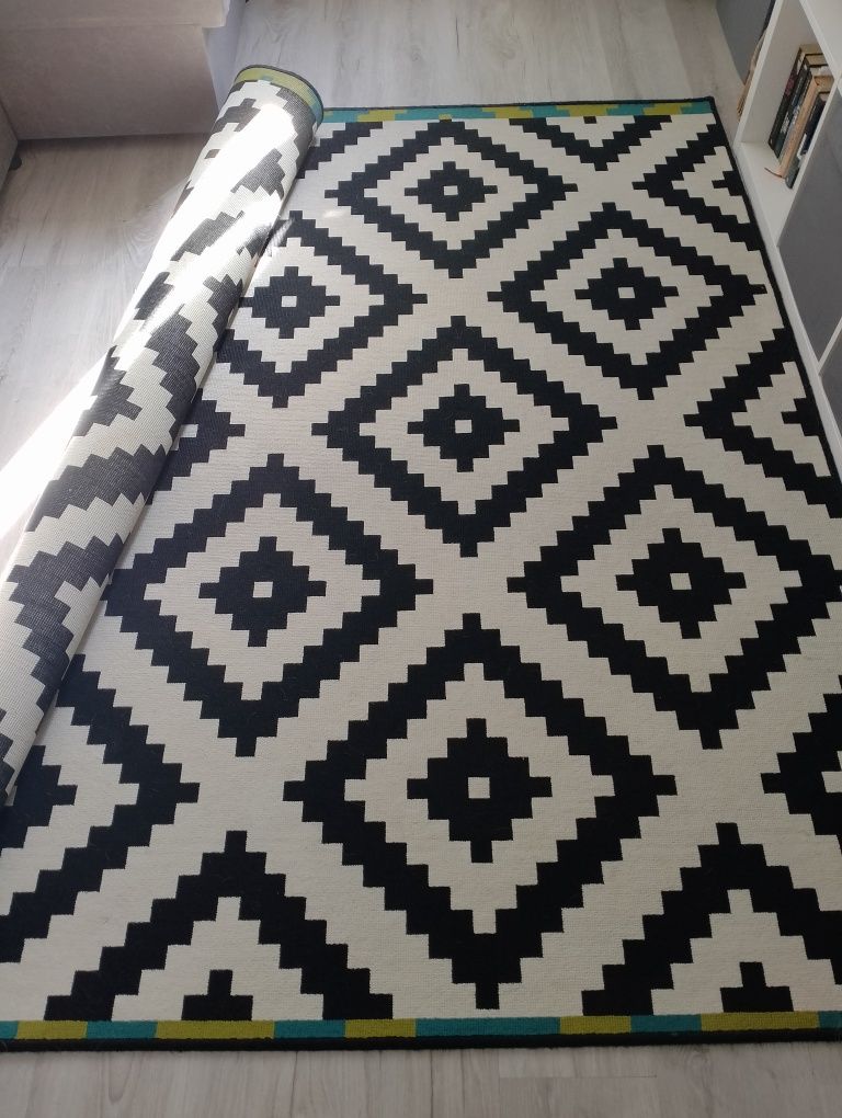 Dywan Ikea w rąby.