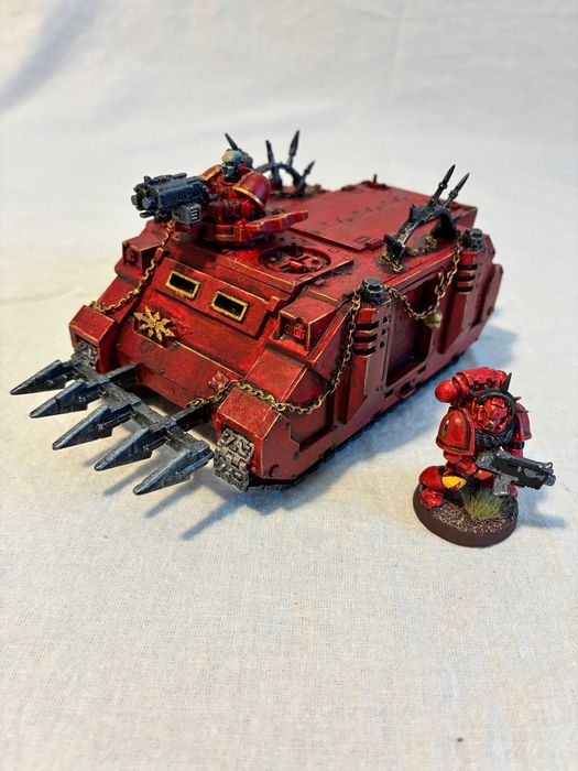 Warhammer 40k Chaos rhino, pomalownay, polakierowany