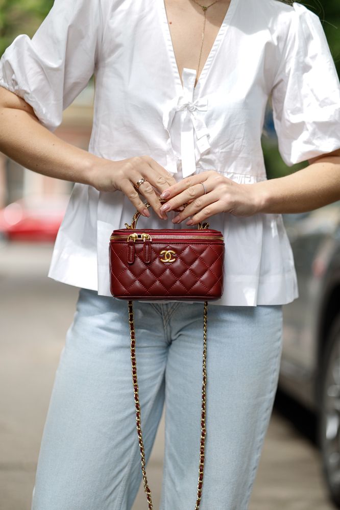 Сумка в стилі Chanel Classic Burgundy Lambskin Pearl Crush Vanity Bag