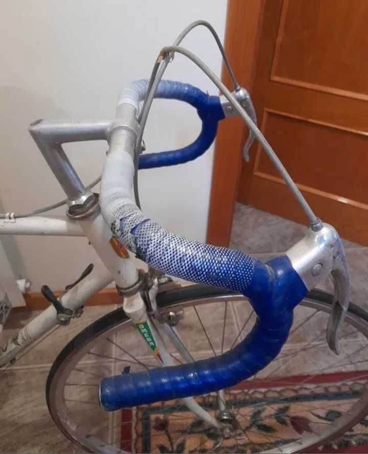 Bicicletas pasteleira antiga e de corrida