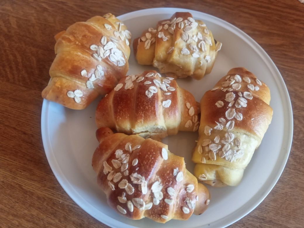 Ovos caseiros, pastéis e croissants