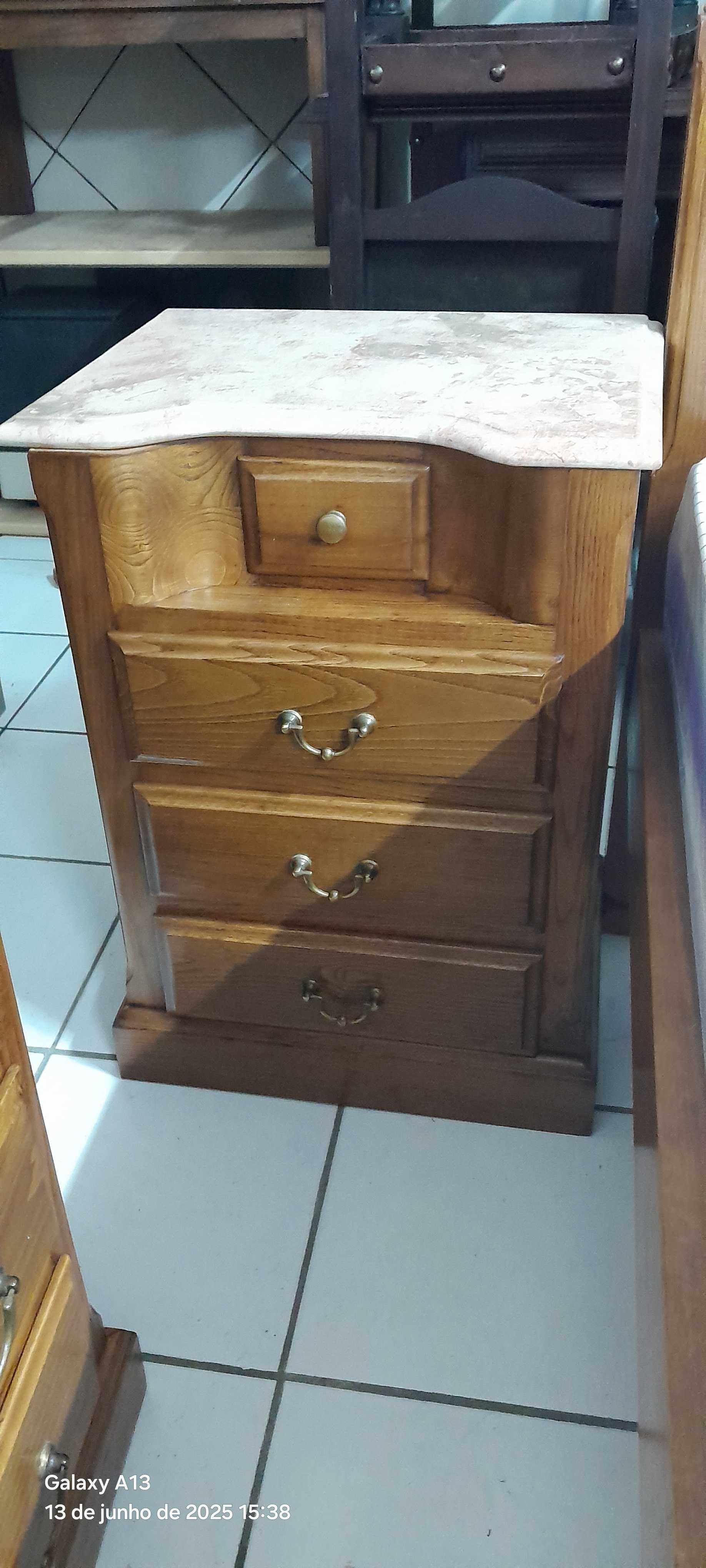 Quarto de casal sem roupeiro
