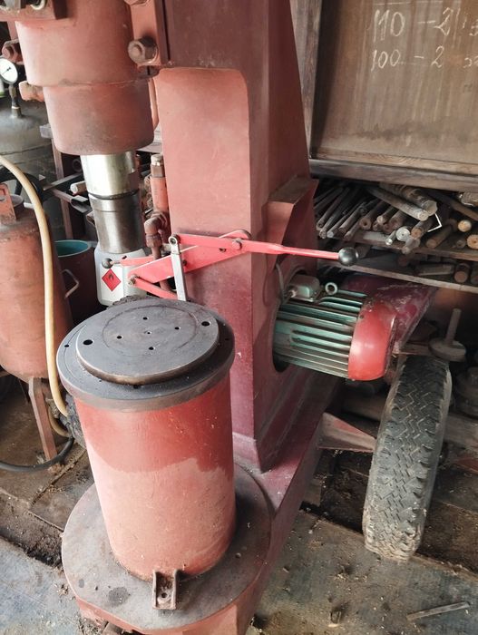 Prasa hydrauliczna. Rębak do drewna.