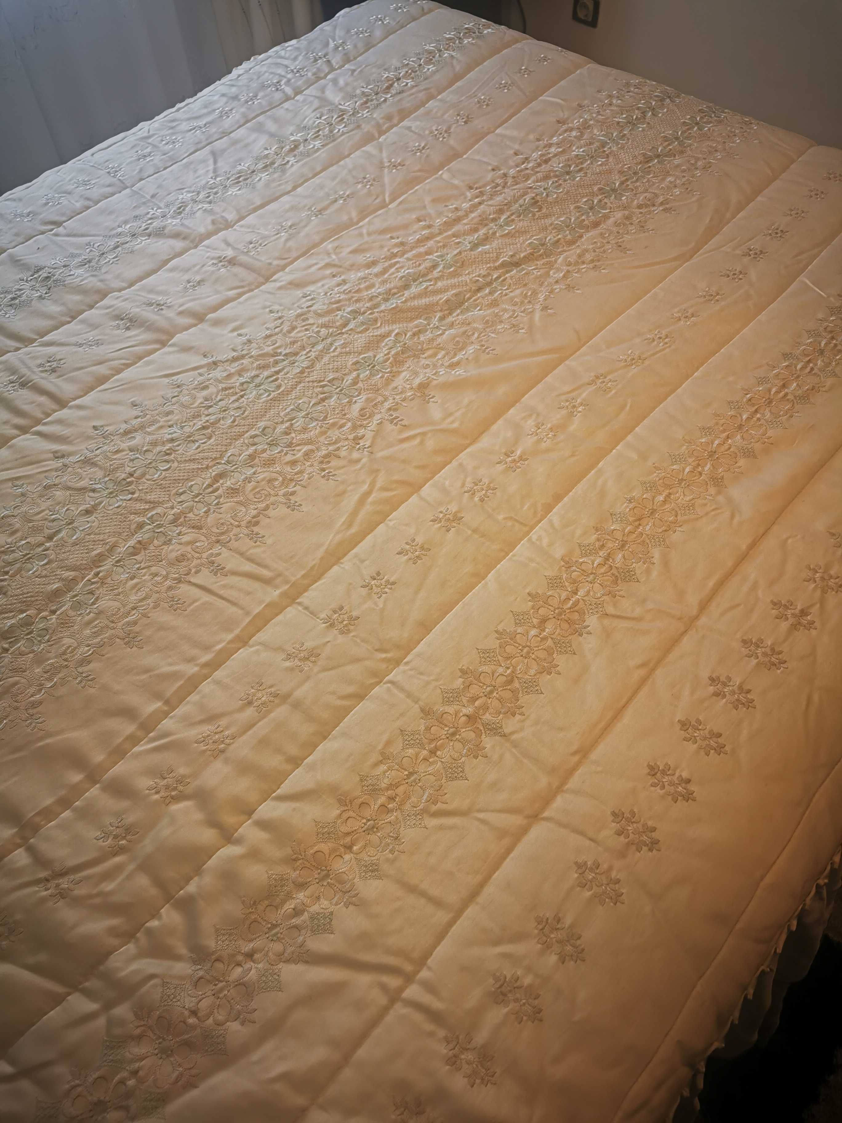 COLCHA BRANCA DE CETIM COM FLORES BORDADAS