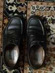 Sapatos de homem em pele