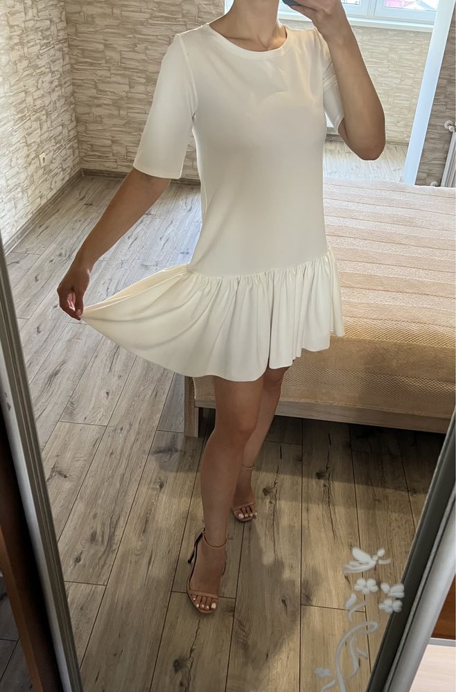 Коротка вільна широка біла сукня міні прямого крою