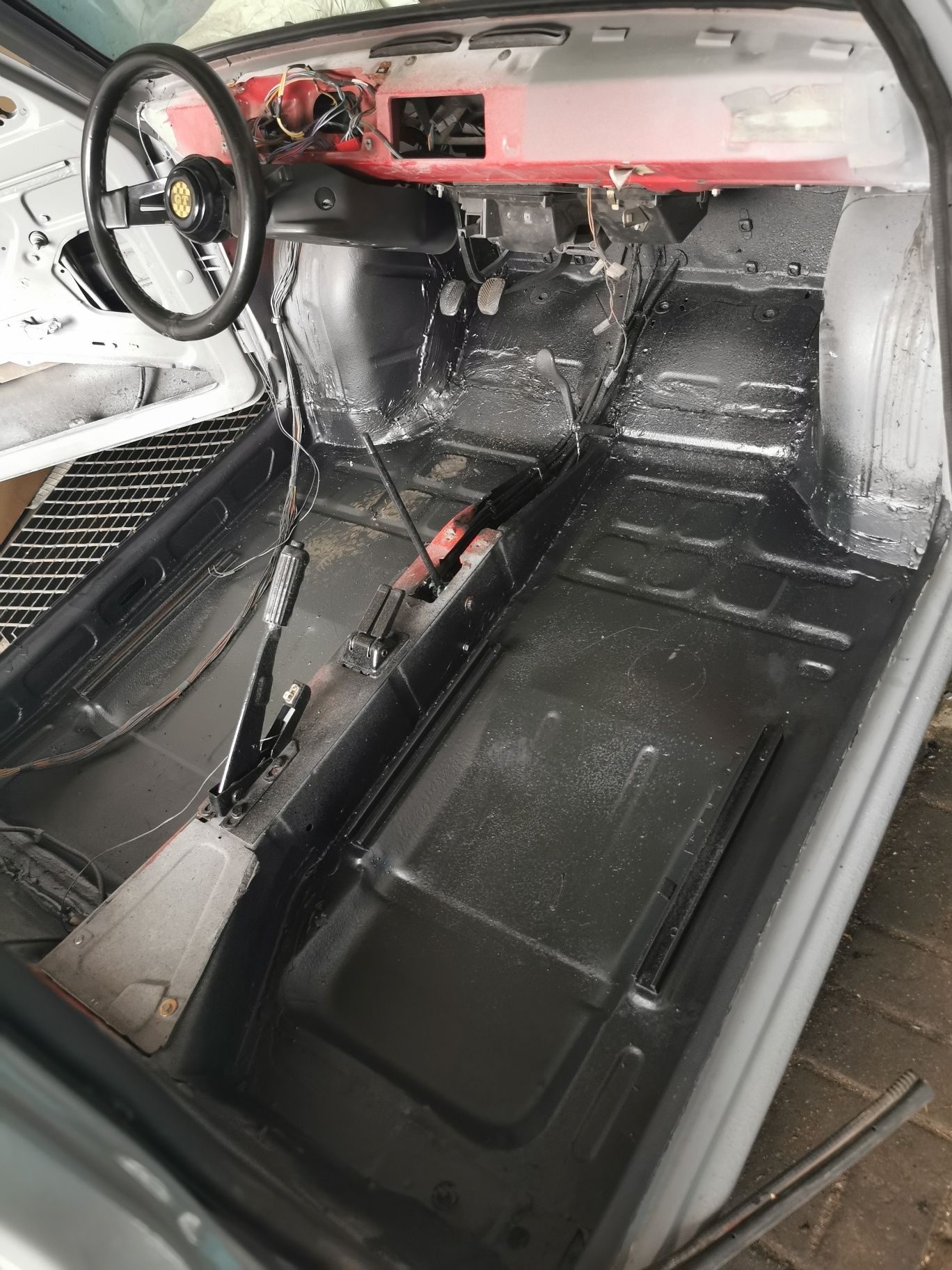 Fiat 126p po remoncie z otwieranym dachem
