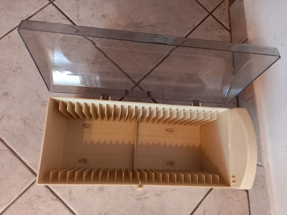Zamykany pojemnik/organizer na płyty cd