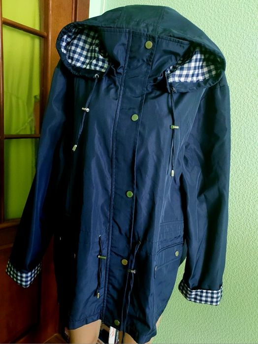 Куртка-ветровка с капюшоном 54-56 размера